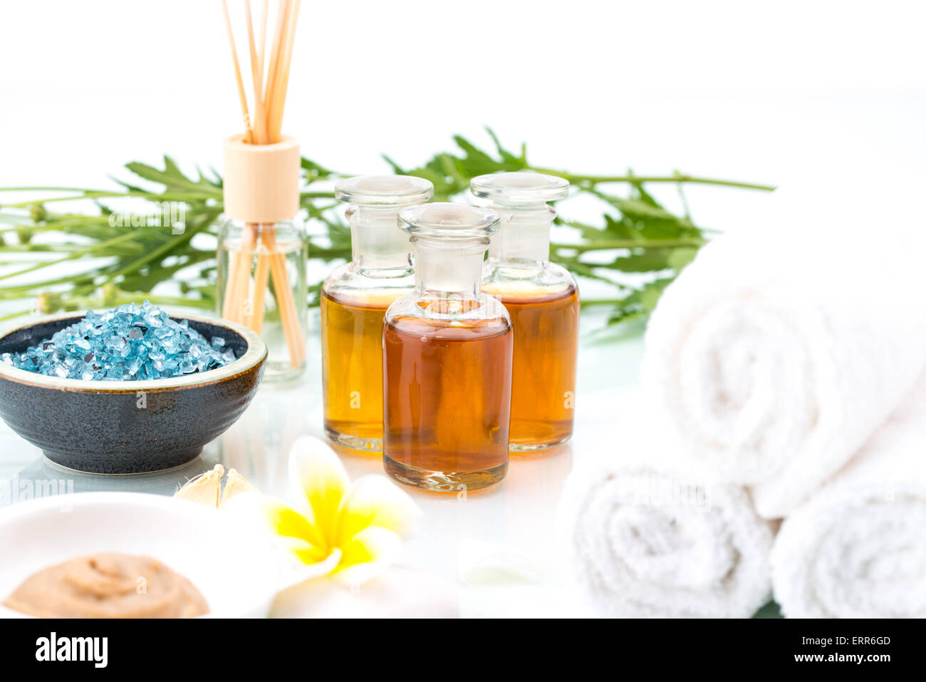 Concetto di Spa con trattamenti viso, olio essenziale, fango fatti a mano, fiori profumati e sale Foto Stock