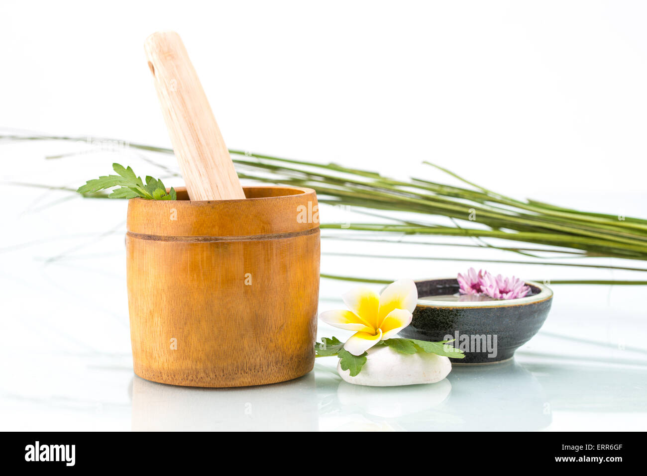 Organic spa concept fatti a mano con le erbe, fiori, pietre e foglie Foto Stock