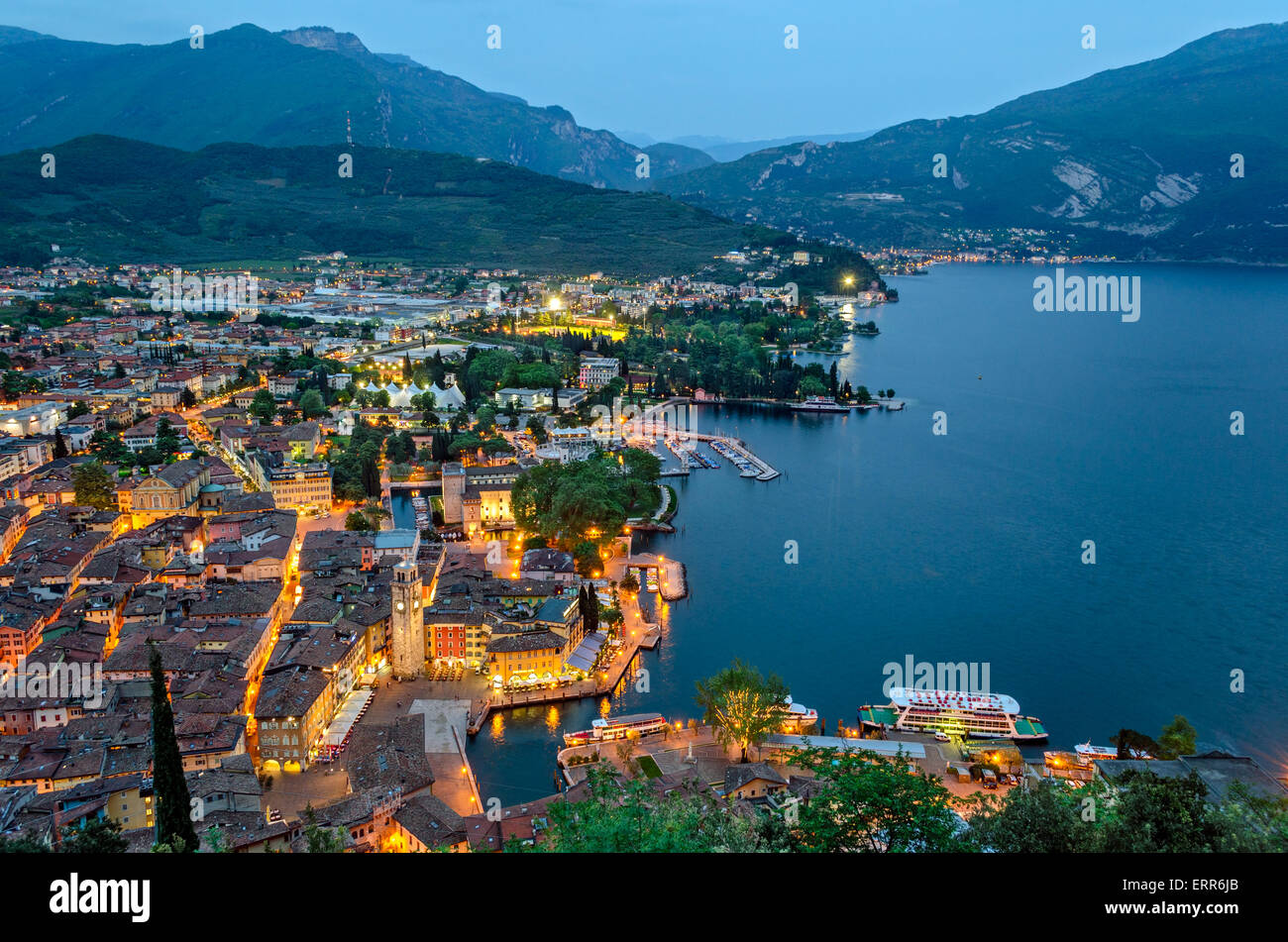 Il lago di Garda e la città di Riva del Garda, Italia (blu ora) Foto Stock