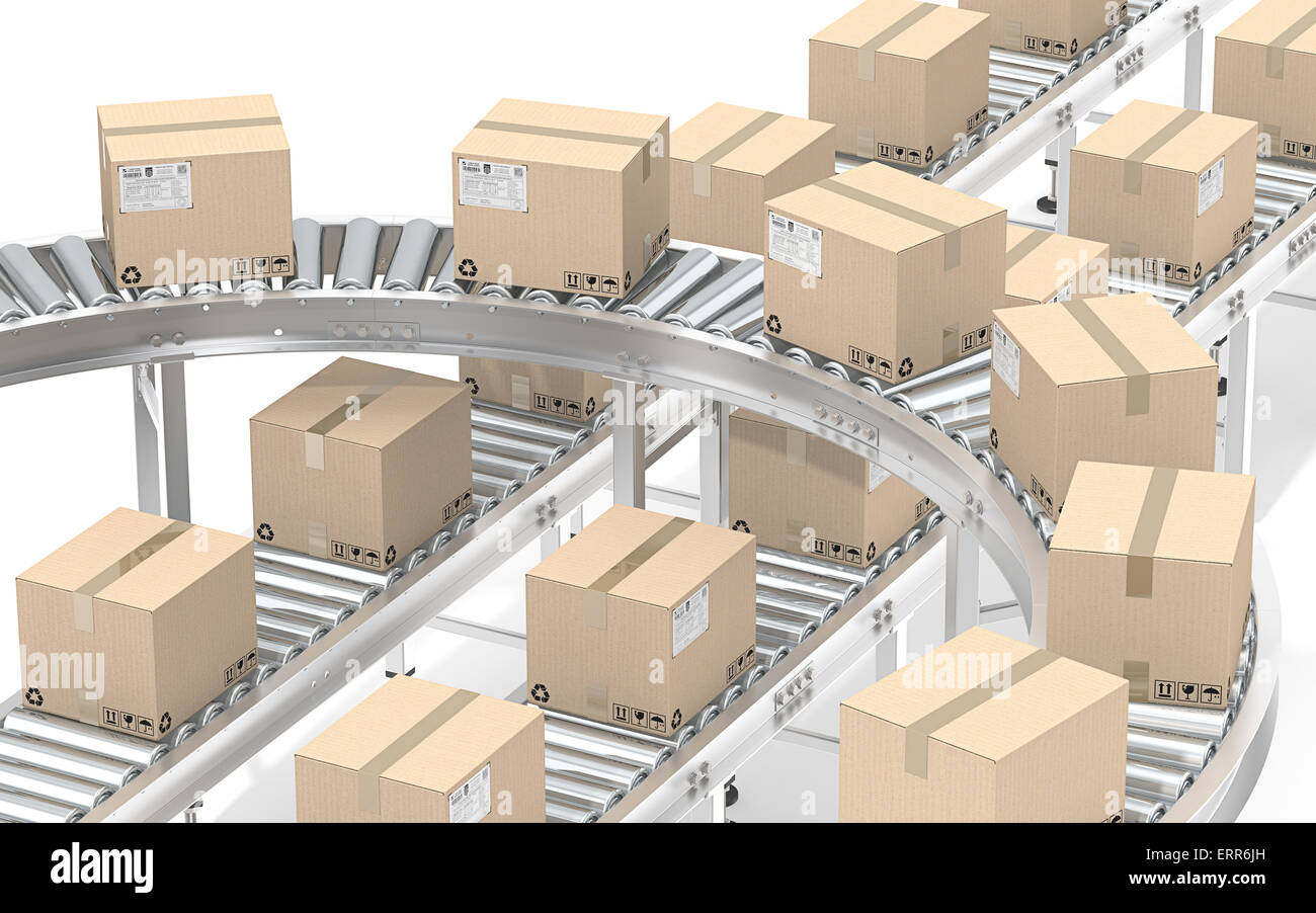 Il rullo industriale trasportatore con scatole di cartone. Tutto in acciaio, marrone cartone con le etichette di spedizione. Foto Stock
