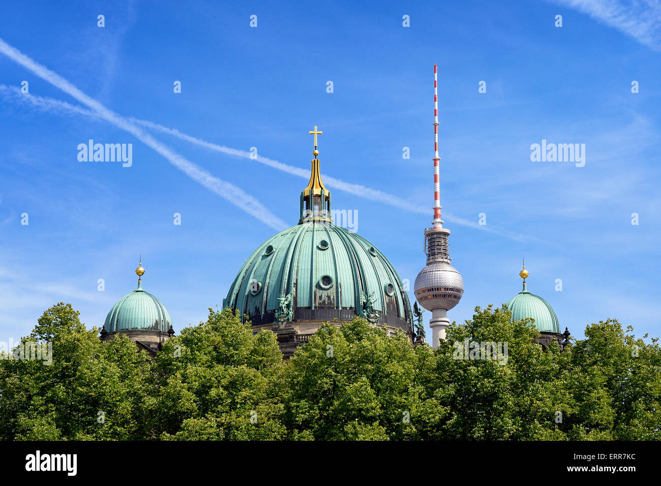 Germania, Berlino, quartiere Mitte, il Museo Island, elencato come patrimonio mondiale dell'UNESCO, Berliner Dom cupole e la torre della TV. Foto Stock