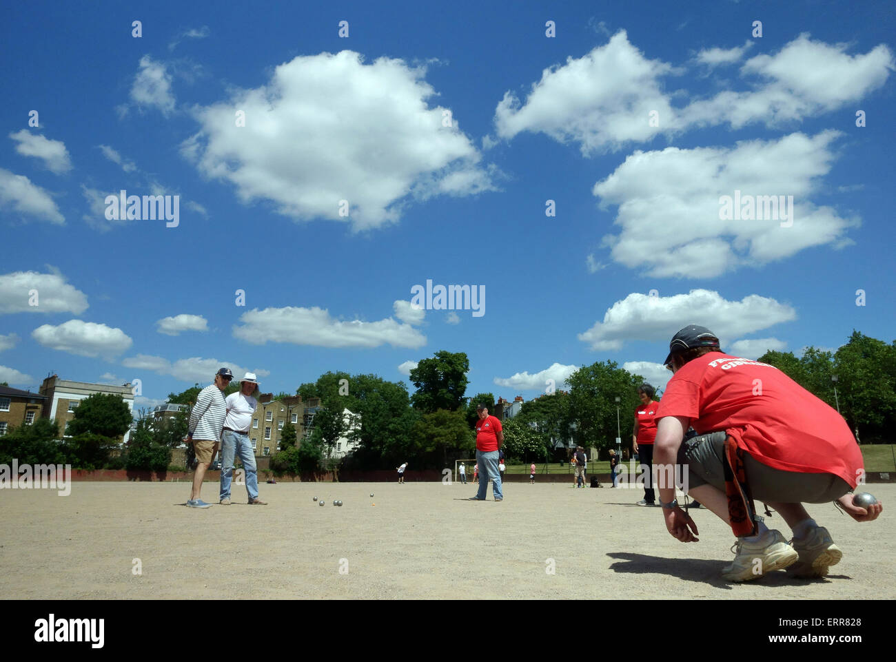 Londra, Regno Unito. Il 7 giugno, 2015. Il Londonaise 2015 torneo di bocce ha raggiunto la sua fase finale a Islington, Londra oggi. Squadre da tutto il mondo riuniti nel Parco di Barnard a competere per il 2.500 euro premio. Credito: Jeffrey Blackler/Alamy Live News Foto Stock