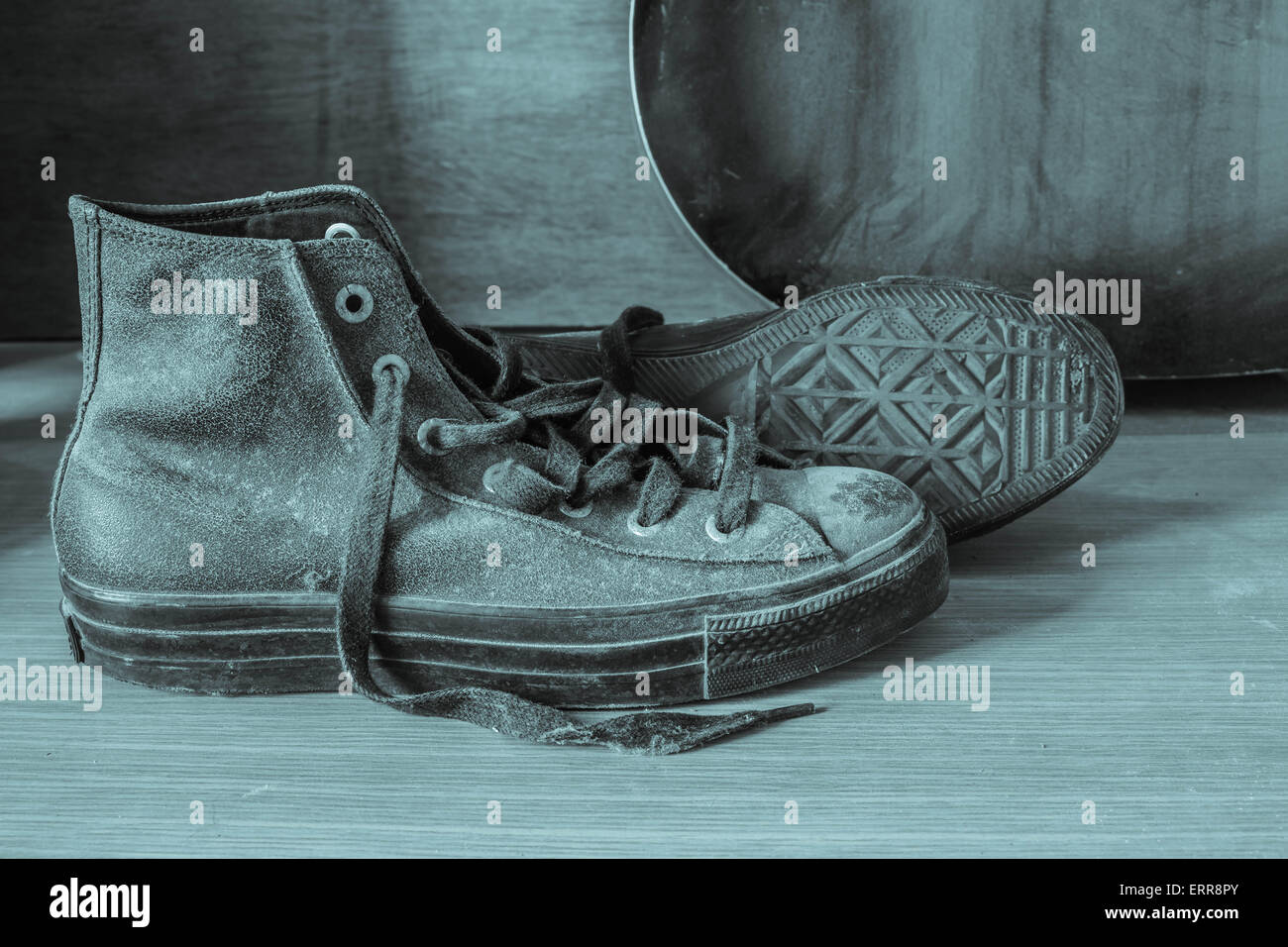 Vecchio sneakers con immagini in bianco e nero. Foto Stock