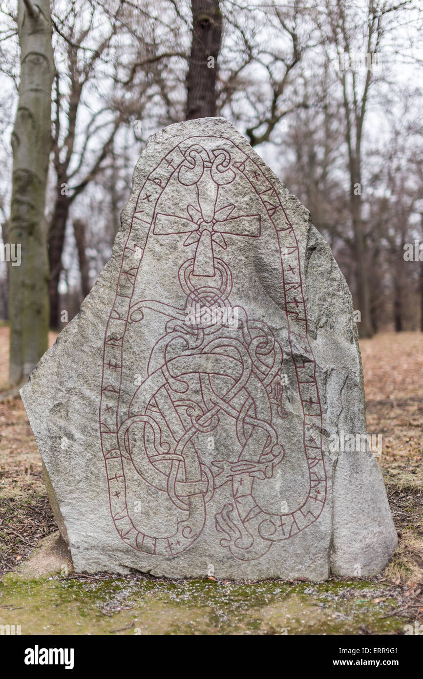 Antica Runestone nordici in piedi nella foresta vicino al castello di Karlberg, Svezia Foto Stock