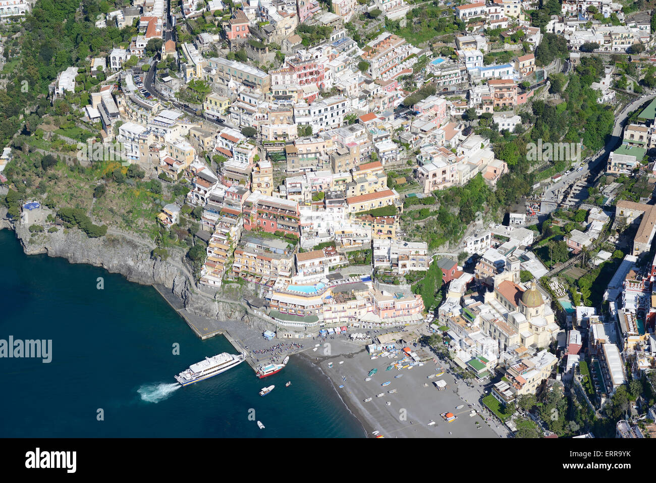 VISTA AEREA. Stazione balneare di Positano. Costiera Amalfitana, Provincia di Salerno, Campania, Italia. Foto Stock