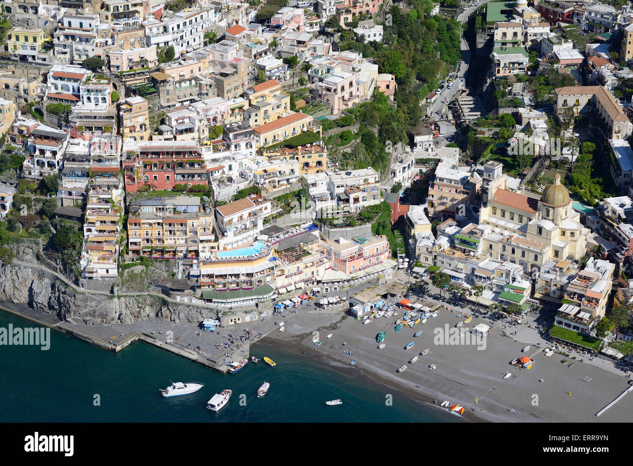 VISTA AEREA. Stazione balneare di Positano. Costiera Amalfitana, Provincia di Salerno, Campania, Italia. Foto Stock