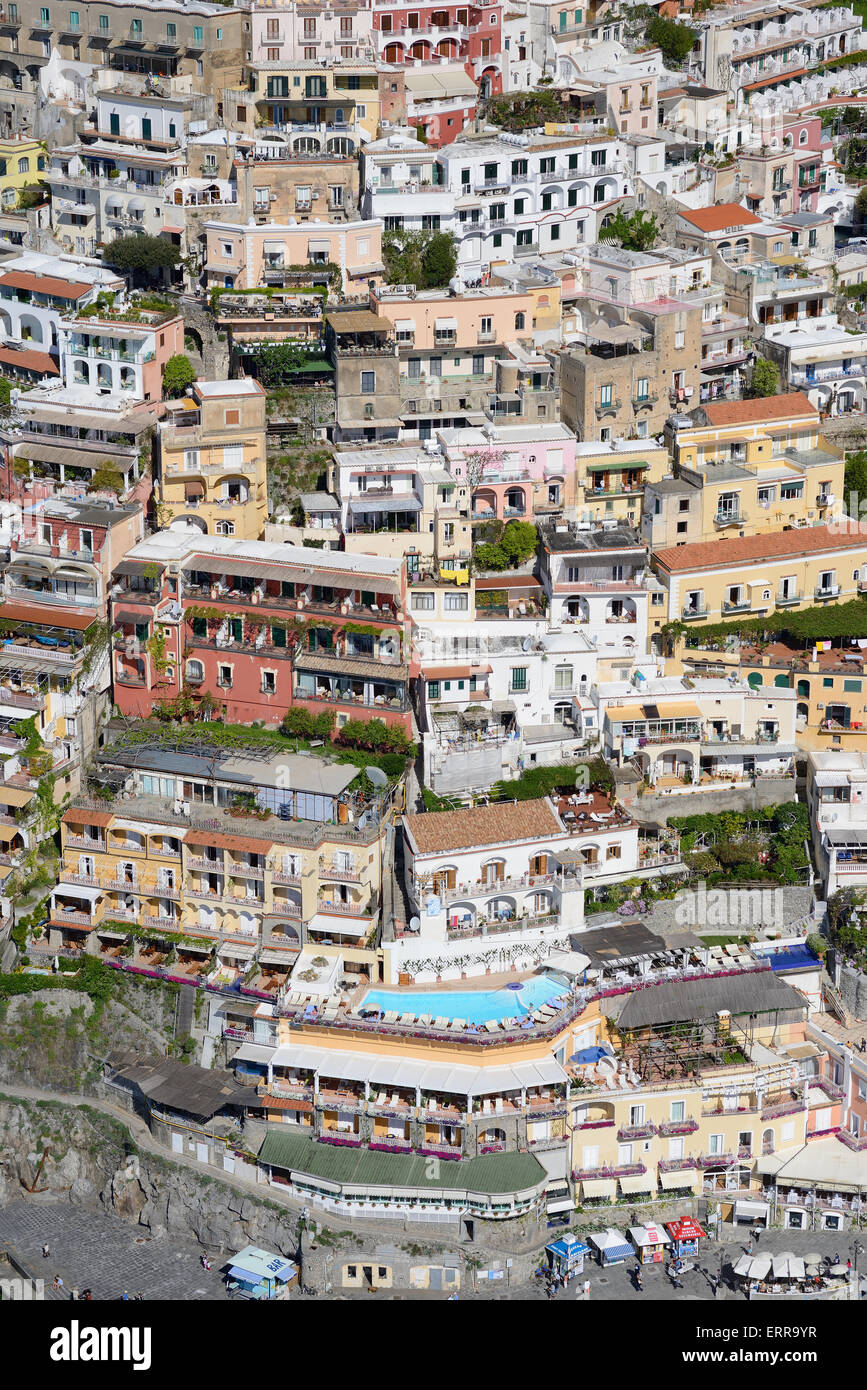 VISTA AEREA. Affitti case vacanza su un pendio molto ripido. Positano, Costiera Amalfitana, Provincia di Salerno, Campania, Italia. Foto Stock