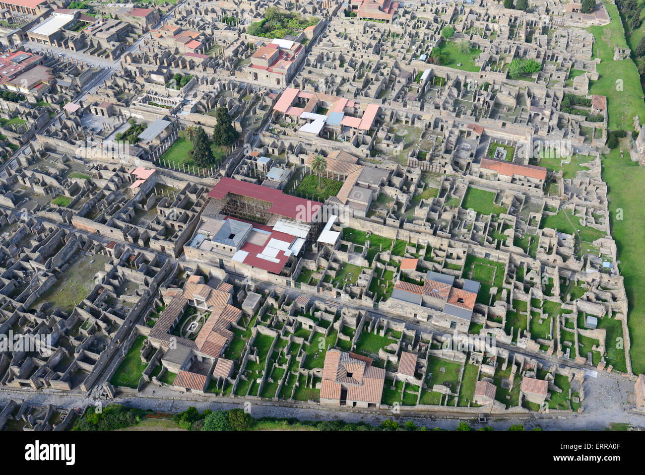VISTA AEREA. Rovine dell'antica città di Pompei. Città metropolitana di Napoli, Campania, Italia. Foto Stock