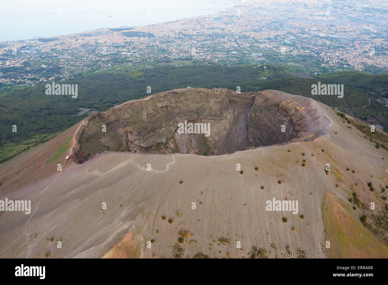 VISTA AEREA. Il Vesuvio (altitudine: 1281 metri) si affaccia sulla città di Napoli (livello del mare). Campania, Italia. Foto Stock
