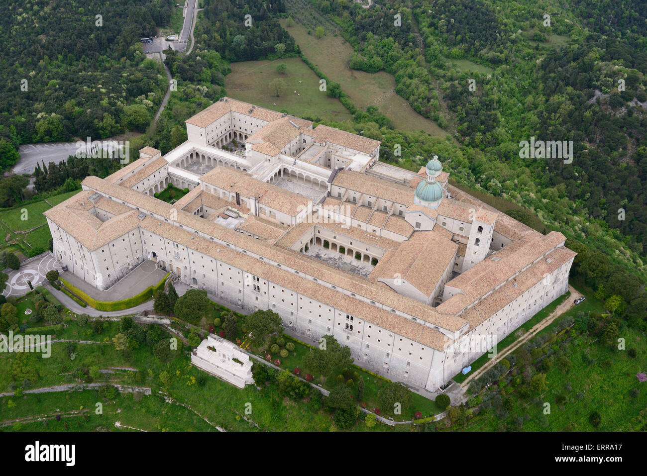 VISTA AEREA. Abbazia di Montecassino. Cassino, Provincia di Frosinone, Lazio, Italia. Foto Stock