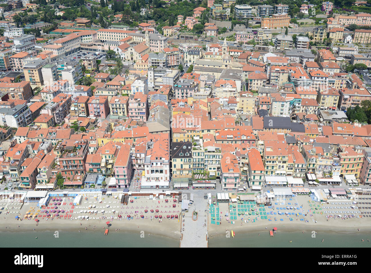 VISTA AEREA. Località balneare di Alassio con le sue spiagge sabbiose. Provincia di Savona, Liguria, Italia. Foto Stock