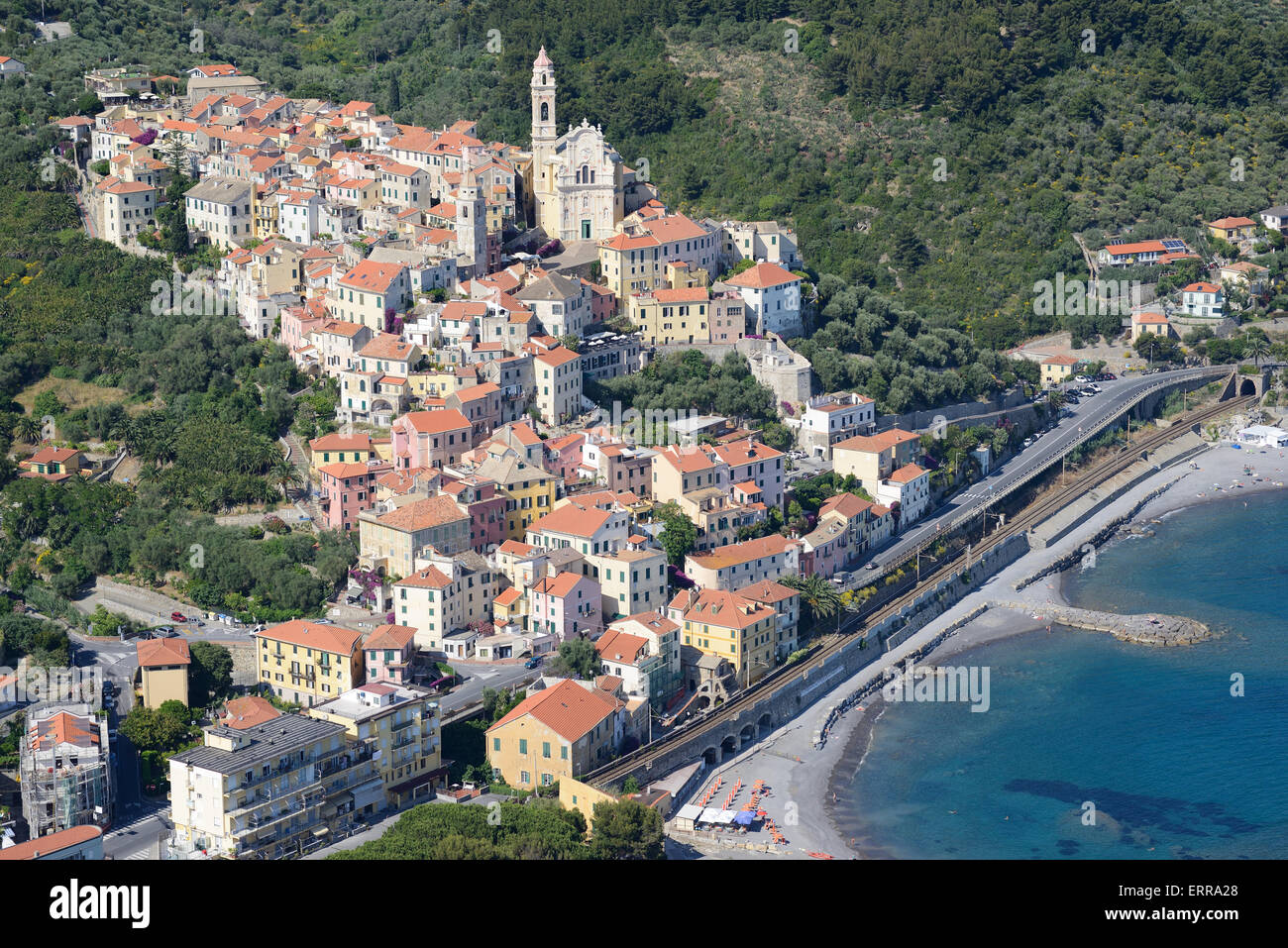 VISTA AEREA. Pittoresco villaggio collinare sulle coste montane liguri. Cervo, Provincia di Imperia, Liguria, Italia. Foto Stock