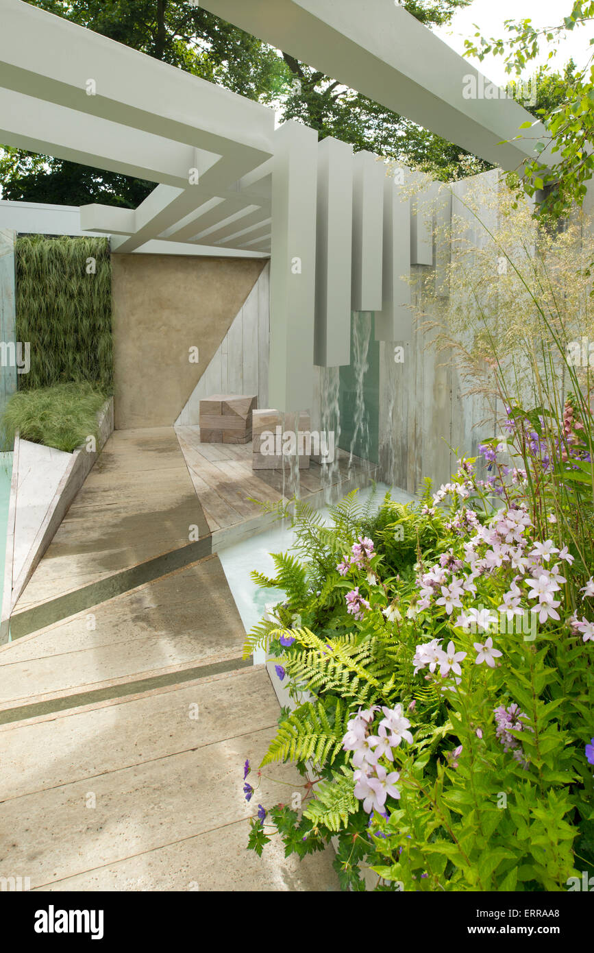 Un contemporaneo pergola nel giardino della solitudine progettato da Alexandra Frogatt a Hampton Court Flower Show, 2014 Foto Stock