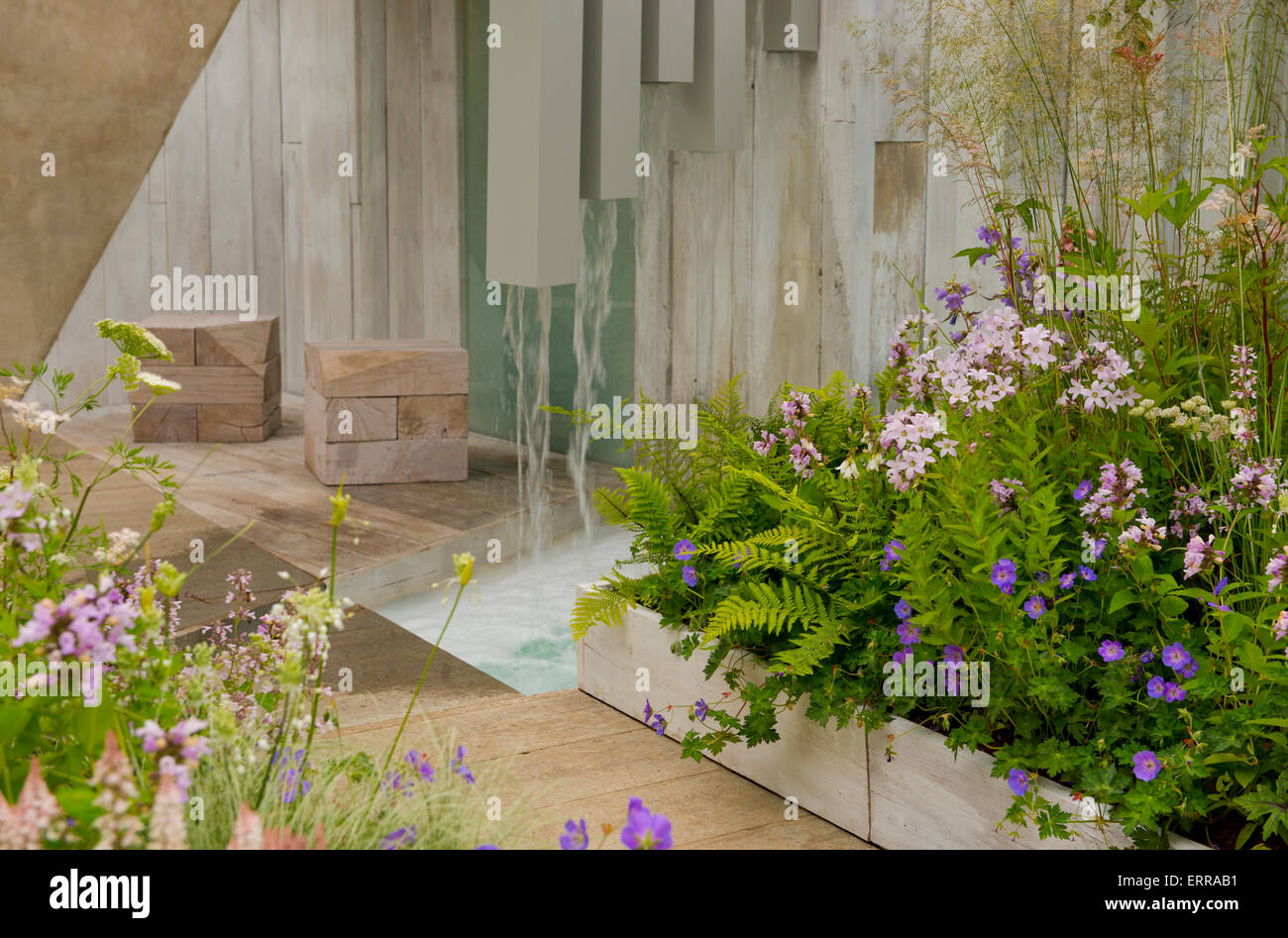 Una cascata contemporanea sotto una pergola nel giardino della solitudine a Hampton Court Flower Show Foto Stock
