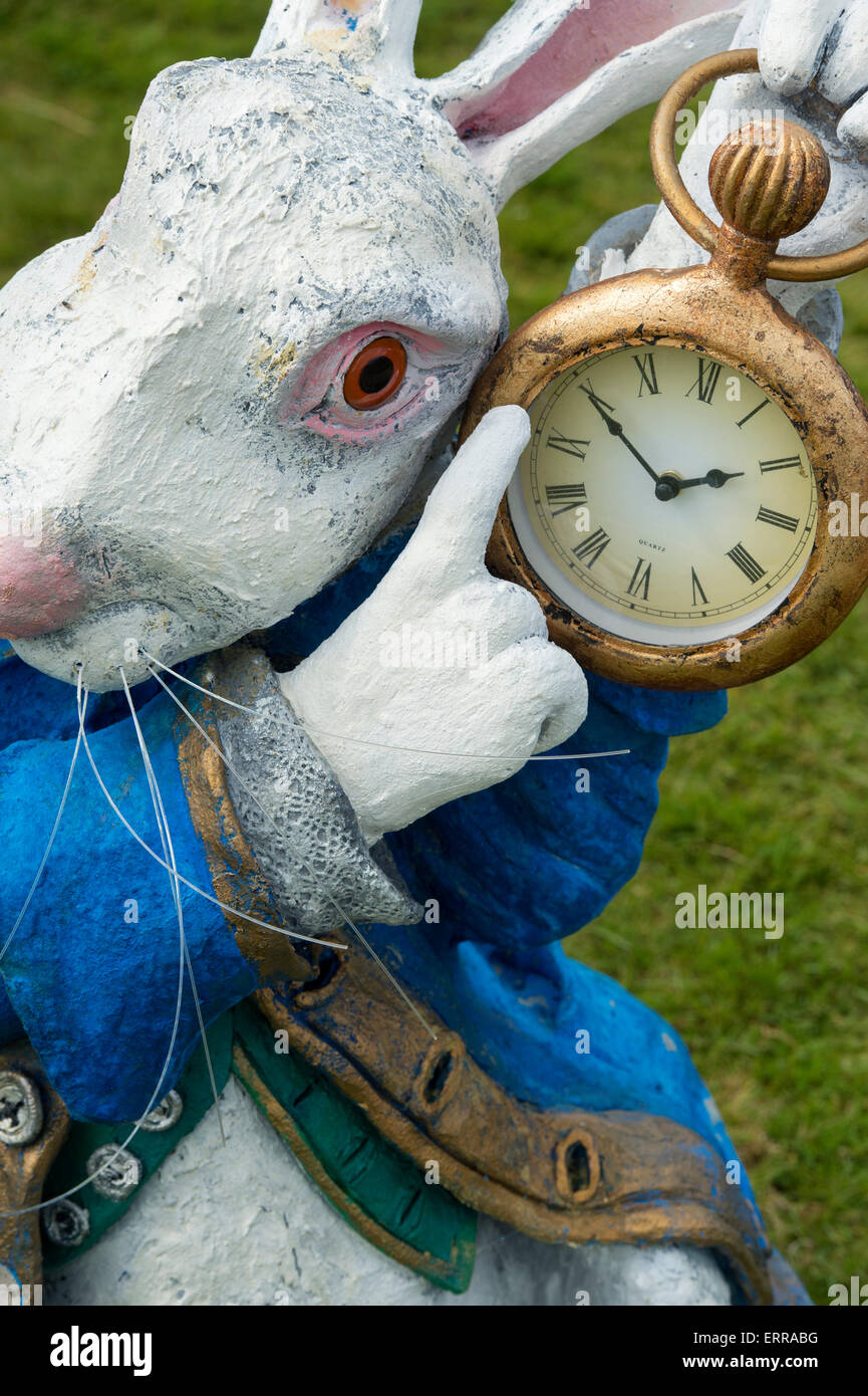Coniglio Bianco statua di un Alice nel Paese delle Meraviglie evento al RHS  Wisley Gardens, Surrey, Inghilterra Foto stock - Alamy