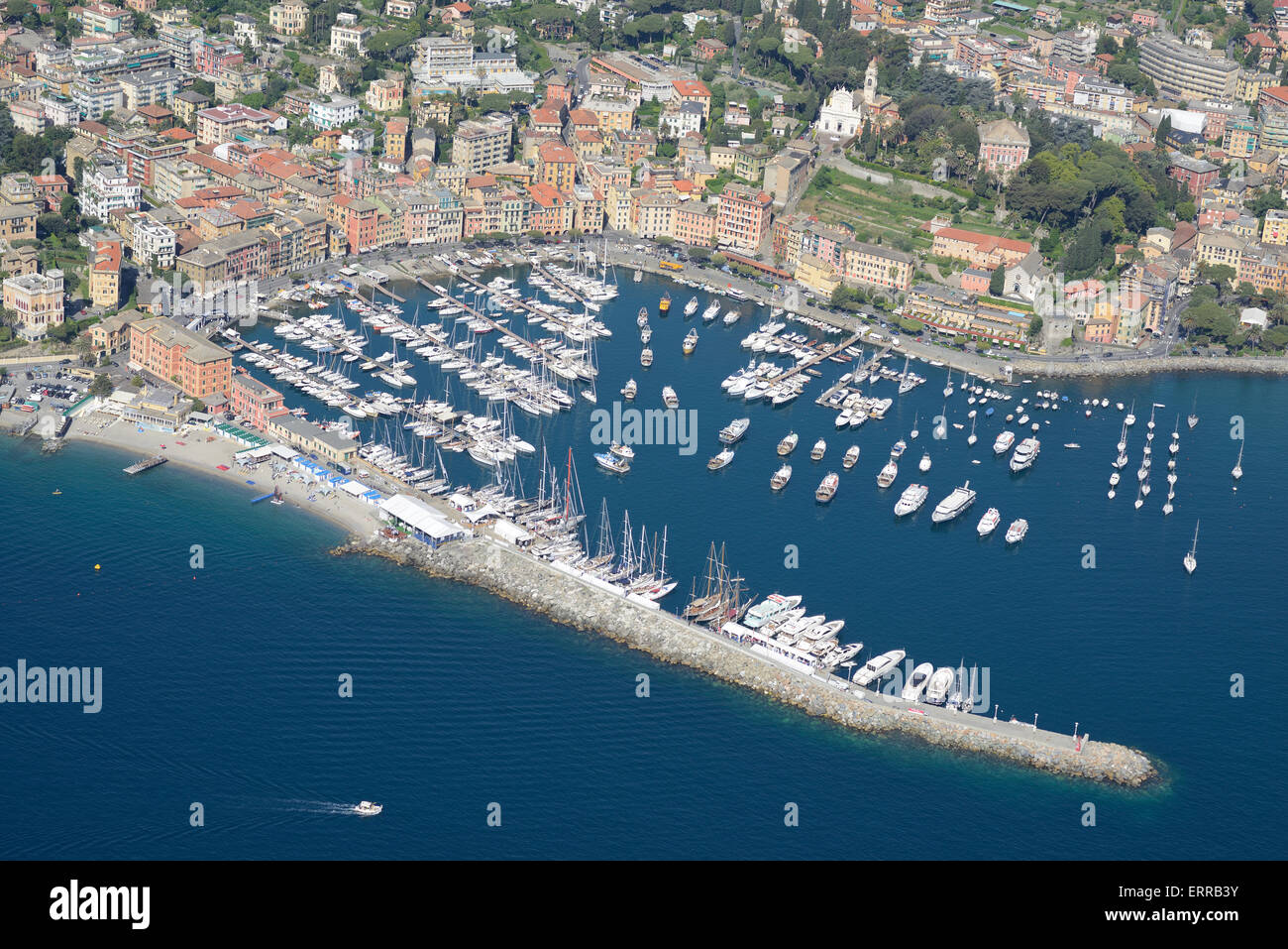 VISTA AEREA. Marina di Santa Margherita Ligure. Città metropolitana di Genova, Liguria, Italia. Foto Stock