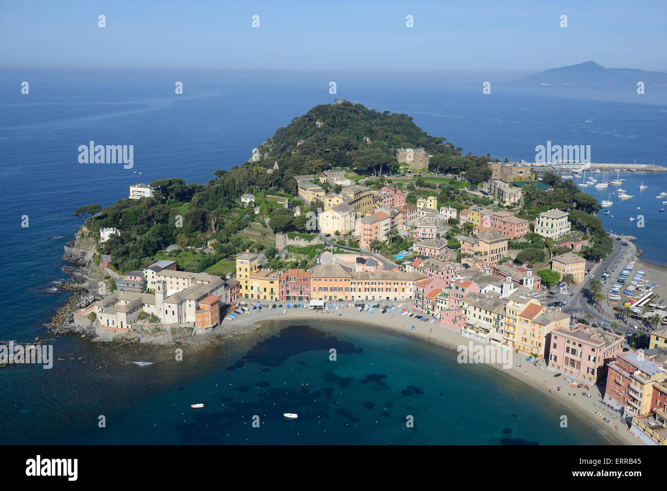 VISTA AEREA. Località balneare e villaggio di pescatori su una pittoresca penisola. Sestri Levante, Città Metropolitana di Genova, Liguria, Italia. Foto Stock