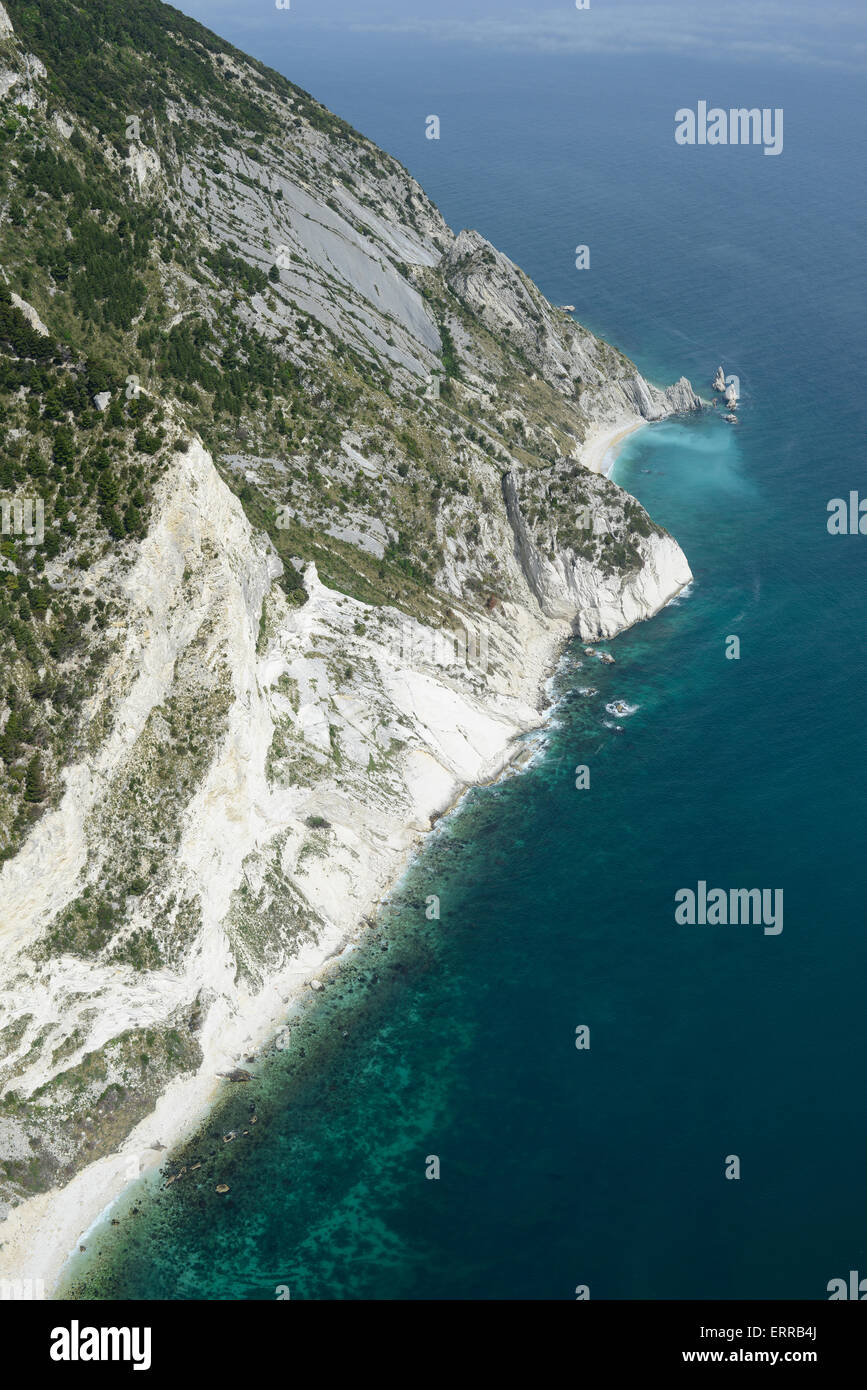 VISTA AEREA. Scogliere bianche sulle coste adriatiche. Sirolo, Provincia di Ancona, Marche, Italia. Foto Stock