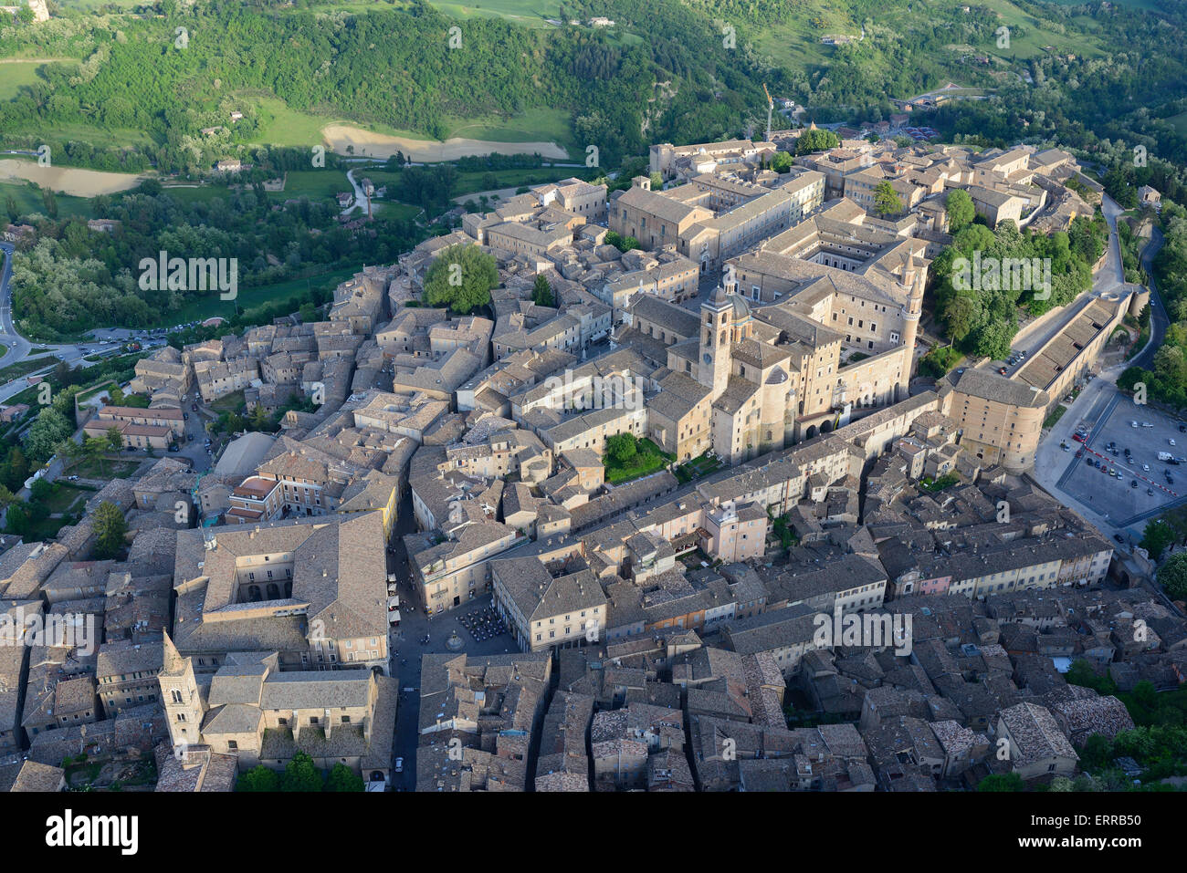 VISTA AEREA. Pittoresca città medievale dichiarata patrimonio dell'umanità dall'UNESCO. Urbino, Provincia di Pesaro e Urbino, Marche, Italia. Foto Stock