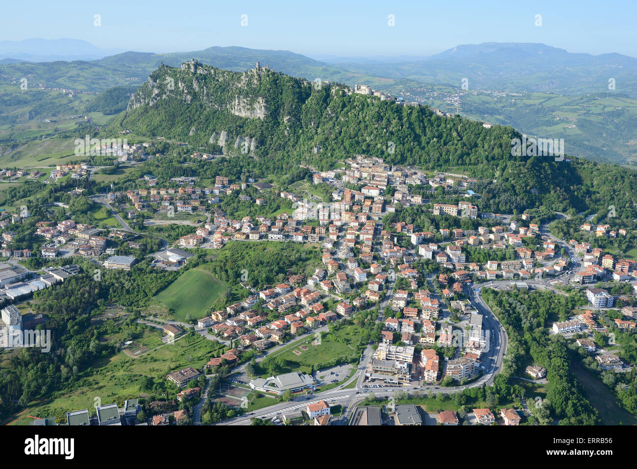 VISTA AEREA. Monte Titano con i suoi tre castelli. Repubblica di San Marino. Foto Stock