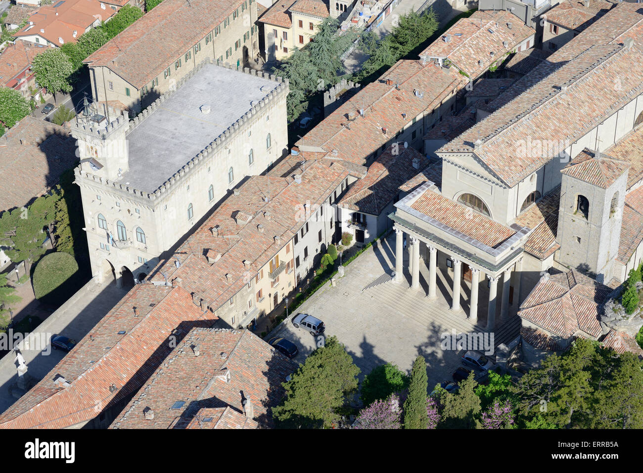 VISTA AEREA. Palazzo pubblico (edificio di sinistra - sede del governo) e Basilica di San Marinus. Città di San Marino, Repubblica di San Marino. Foto Stock