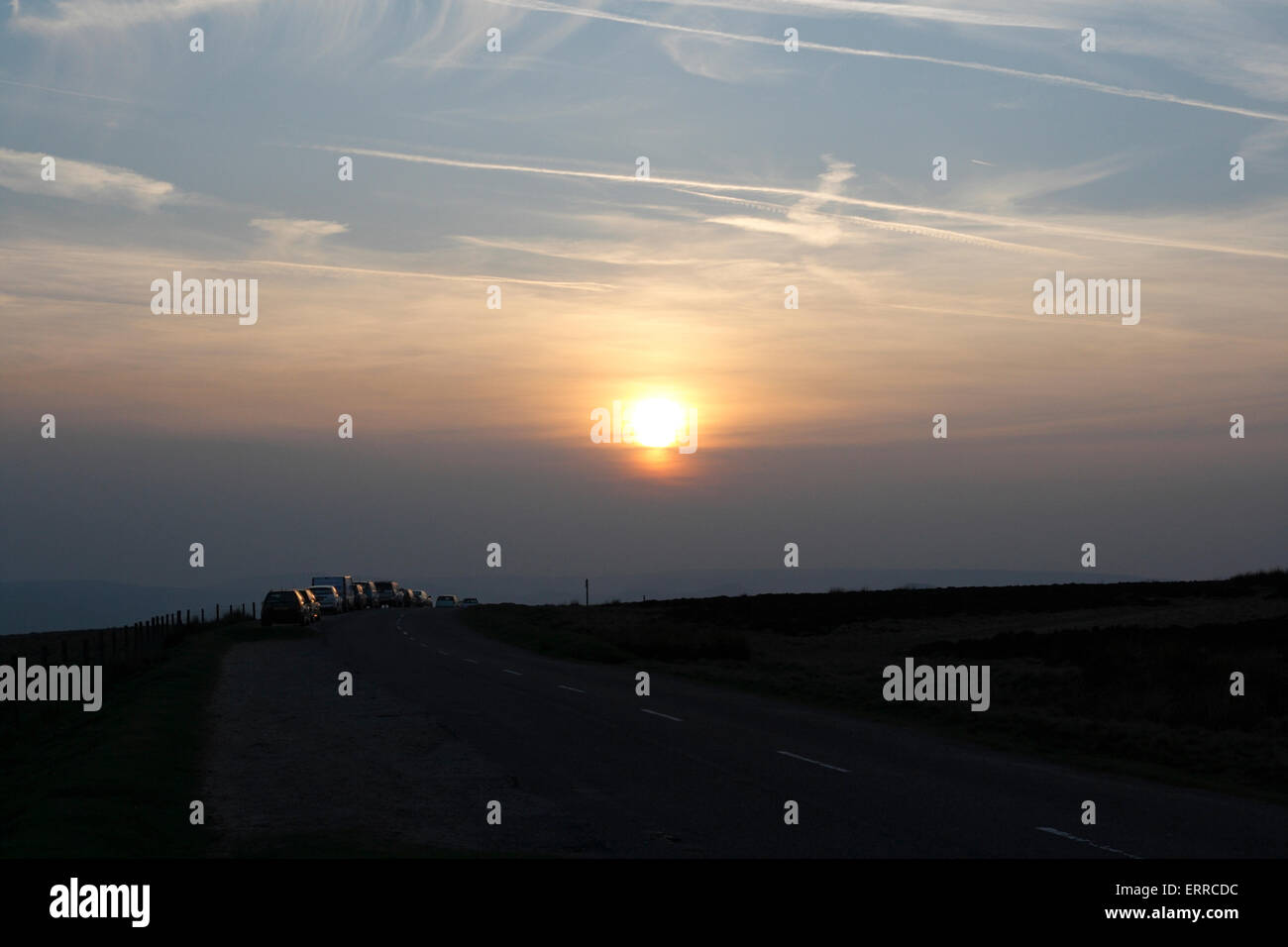 Tramonto vicino a Stanage Edge nel Derbyshire Peak District Inghilterra il sole serale che tramonta Foto Stock