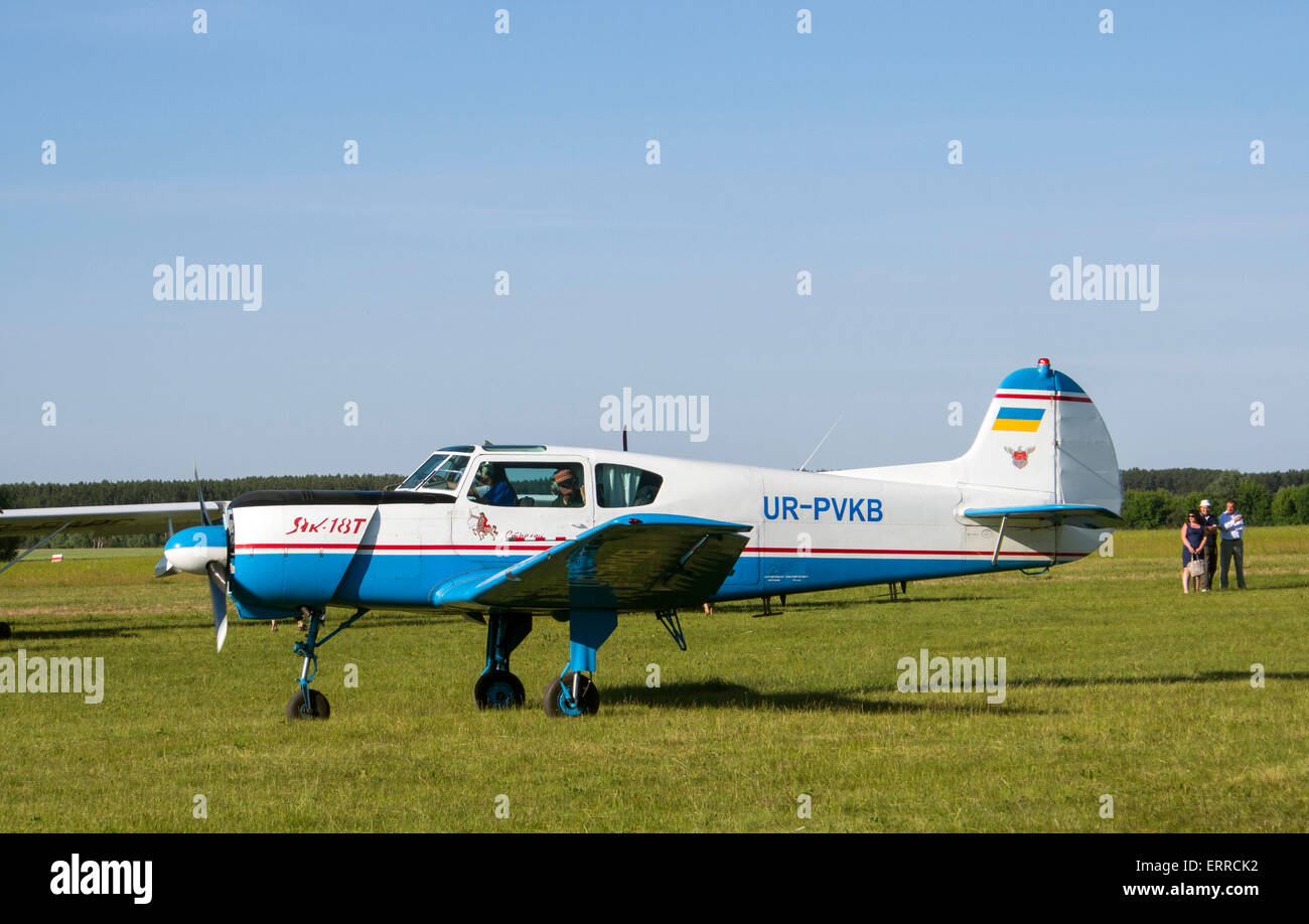 Boyarka, Ucraina. Il 6 giugno, 2015. Vecchia formazione sovietica aeromobile IL-18. -- Gli aeromobili in piedi sul prato verde in una chiara giornata di sole su airfield 'Chayka' (Seagul) in Boyarka Credit: Igor Golovnov/Alamy Live News Foto Stock