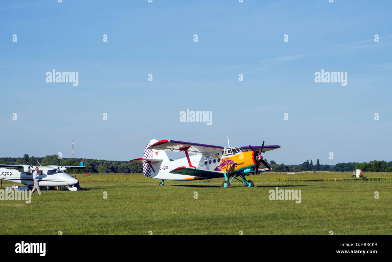 Boyarka, Ucraina. Il 6 giugno, 2015. Vecchia Unione Sovietica un biplano-2 - Velivoli in piedi sul prato verde in una chiara giornata di sole su airfield 'Chayka' (Seagul) in Boyarka Credit: Igor Golovnov/Alamy Live News Foto Stock
