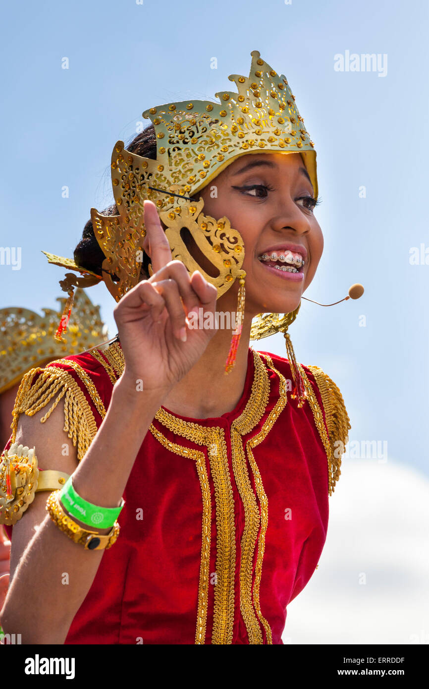 Trafalgar Square, Londra, Regno Unito. Il 7 giugno 2015. Gli studenti indonesiani di cantare e ballare sul palco del Ciao " Indonesia " Feste a Trafalgar Square per promuovere la cultura Indonesiana, supportata dal sindaco di Londra. Credito: Imageplotter/Alamy Live News Foto Stock