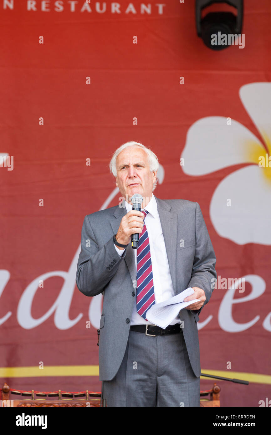 Trafalgar Square, Londra, Regno Unito. Il 7 giugno 2015. Sir Edward Lister, London Il Vice Sindaco per le politiche e la pianificazione tiene un discorso a Ciao " Indonesia " Feste a Trafalgar Square per promuovere la cultura Indonesiana, il festival è supportata dal sindaco di Londra. Credito: Imageplotter/Alamy Live News Foto Stock