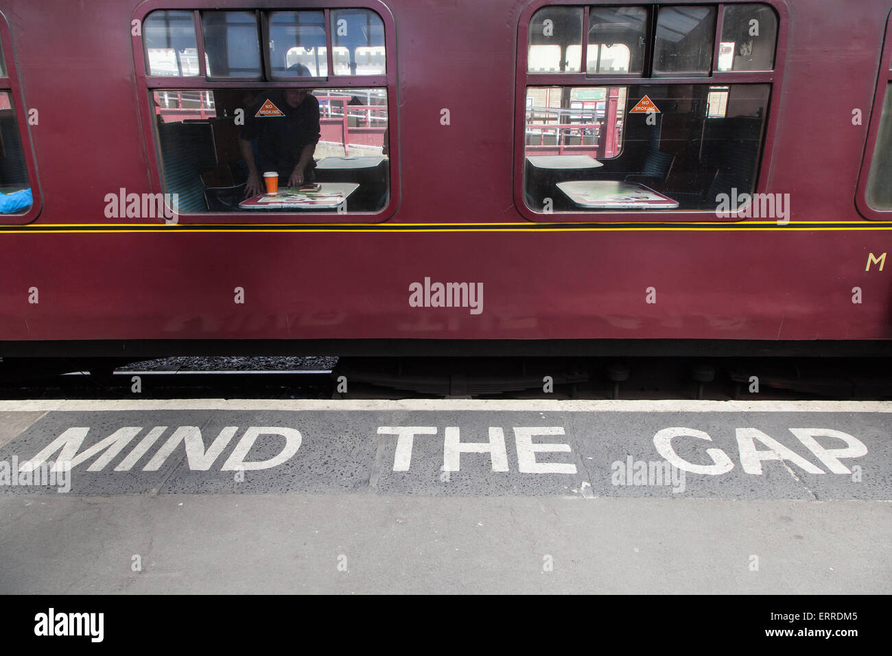 Un treno sul Keighley & Worth Valley Railway in procinto di iniziare il viaggio di ritorno a oxenhope in corrispondenza della estremità inferiore della linea. Foto Stock