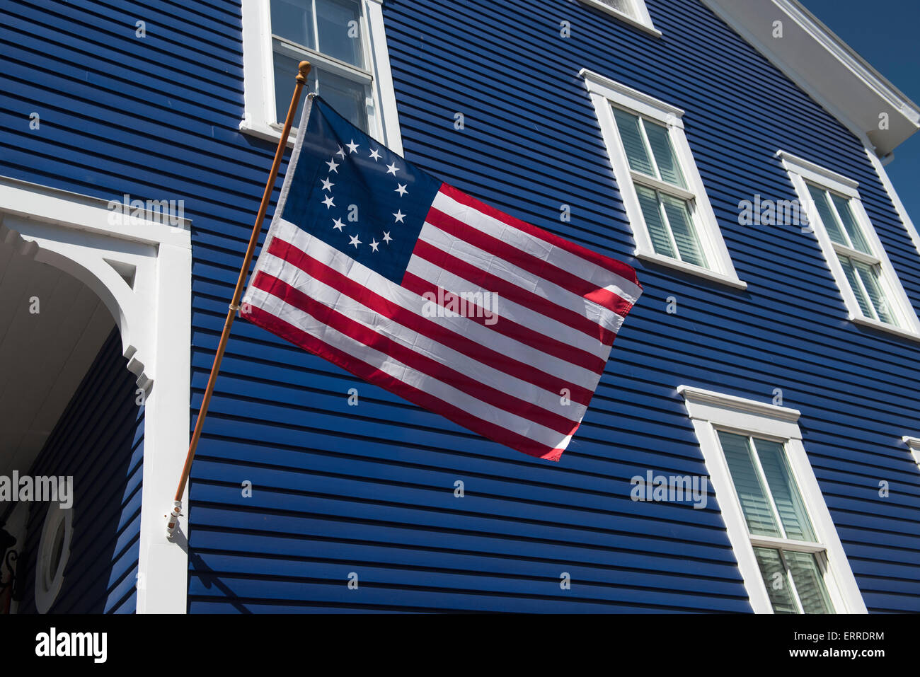 Un Betsy Ross bandiera, che rappresenta il 13 colonie originali. Il weekend del Memorial Day 2015 a Newport, Rhode Island. Foto Stock