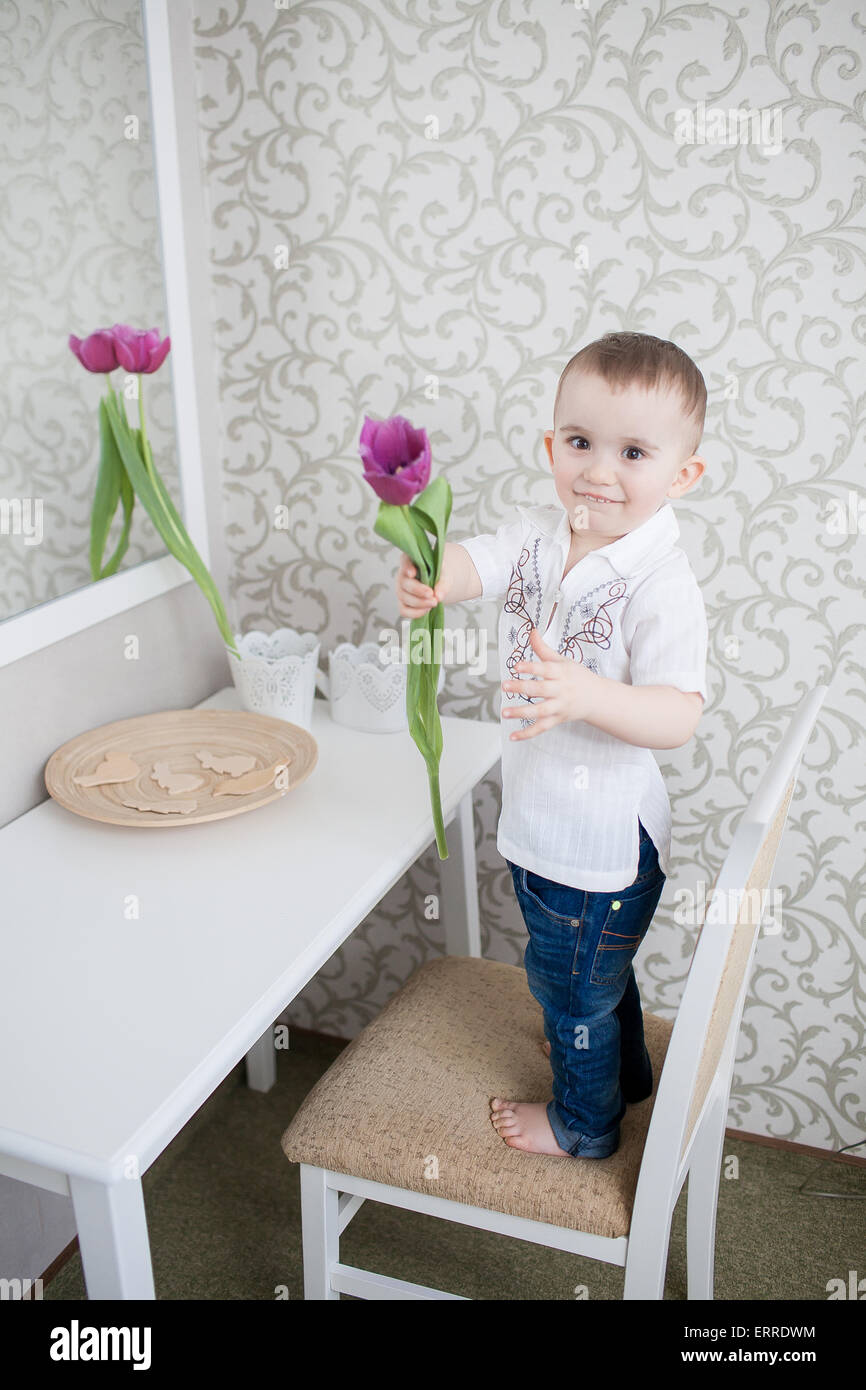 Carino baby boy con tulip Foto Stock