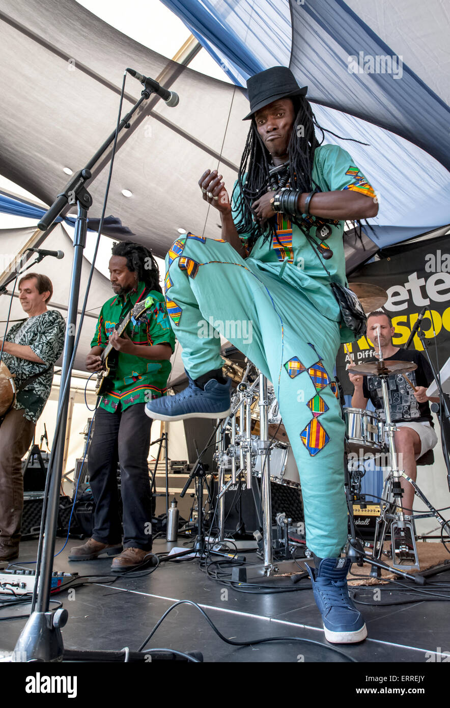 Exeter Devon, Regno Unito. 07Th Giugno, 2015. Oumar Sagna dal lotto Guete band suonare dal vivo presso xeter rispetto Festival 2015 a Belmont Park, Exeter su giugno 7th, 2015 a Exeter Devon, UK Credit: Clive Chilvers/Alamy Live News Foto Stock