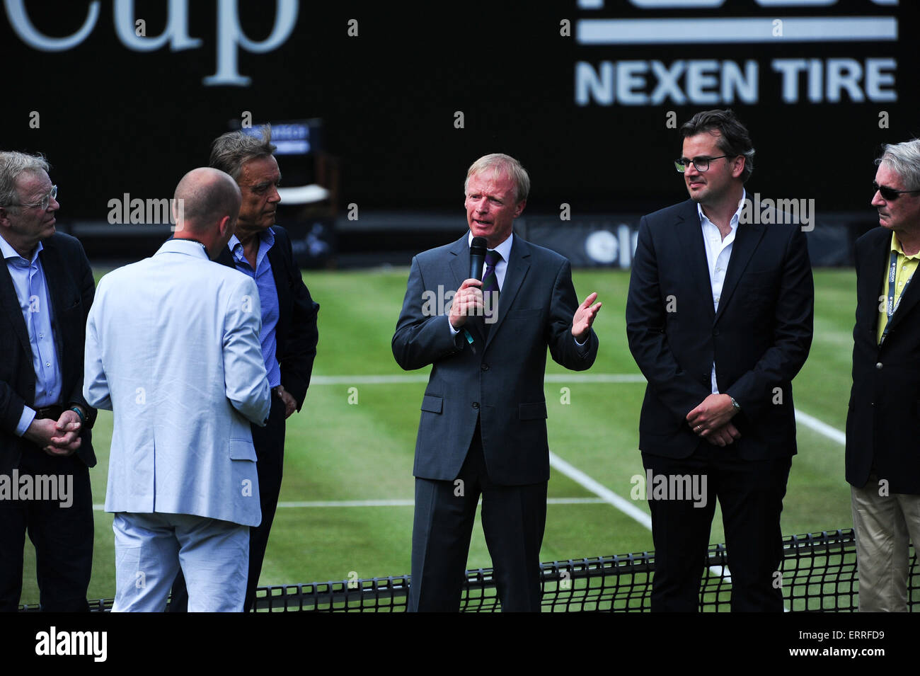 Stuttgart, Germania. Il 7 giugno, 2015. Richard Stoakes da Wimbledon il consiglio di amministrazione parla di qualità elevata superficie di erba durante l inaugurazione ufficiale del nuovo centro corte alla Mercedes Cup di Stoccarda. Foto: Miroslav Dakov/ Alamy Live News Foto Stock