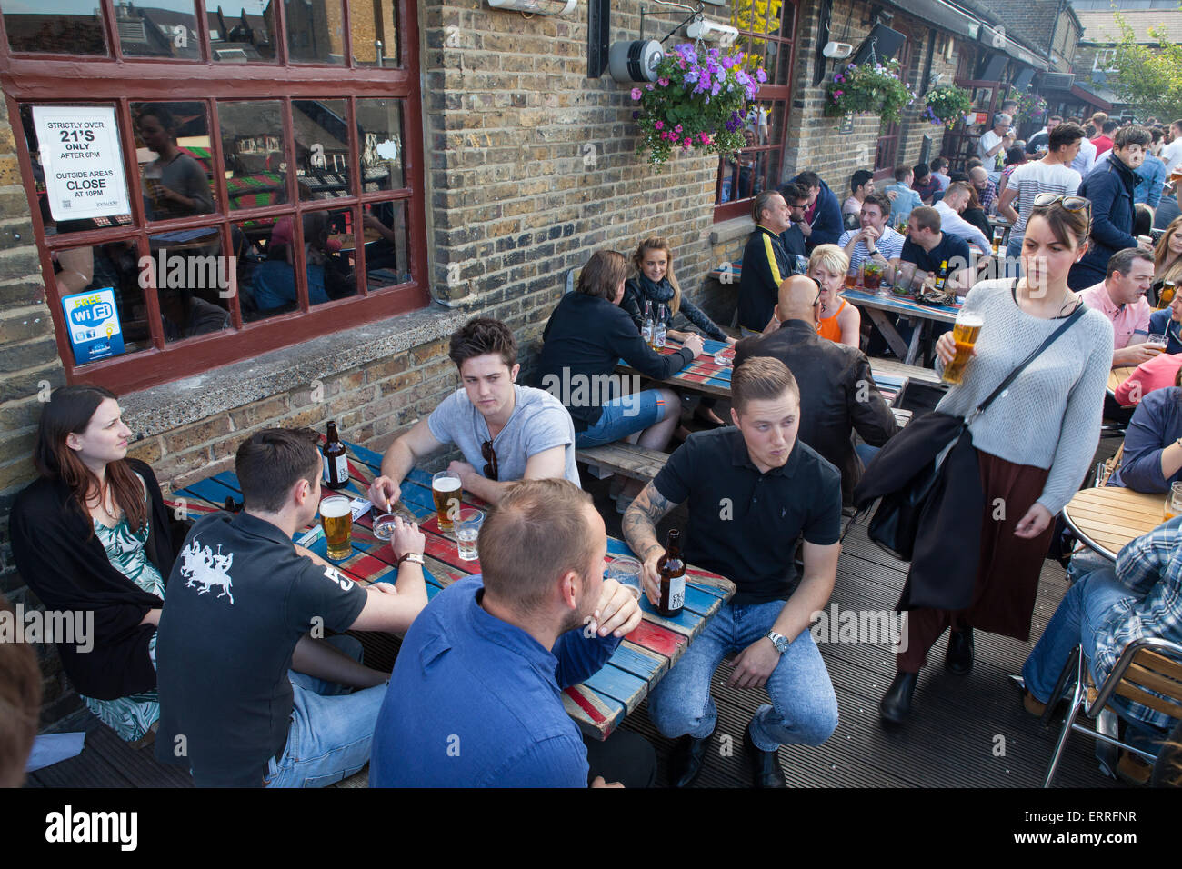 I bevitori in un frequentato pub e bar a Camden Lock e mercato di Londra Foto Stock