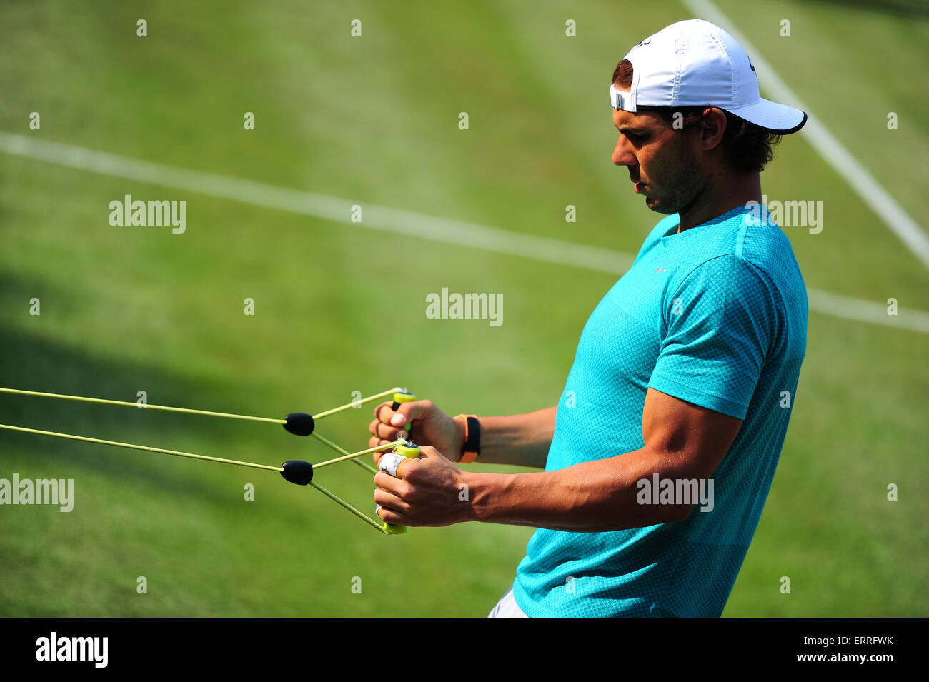 Stuttgart, Germania. Il 7 giugno, 2015. Rafael Nadal durante la sua prima formazione ufficiale sull'erba corte alla Mercedes Cup di Stoccarda. Foto: Miroslav Dakov/ Alamy Live News Foto Stock