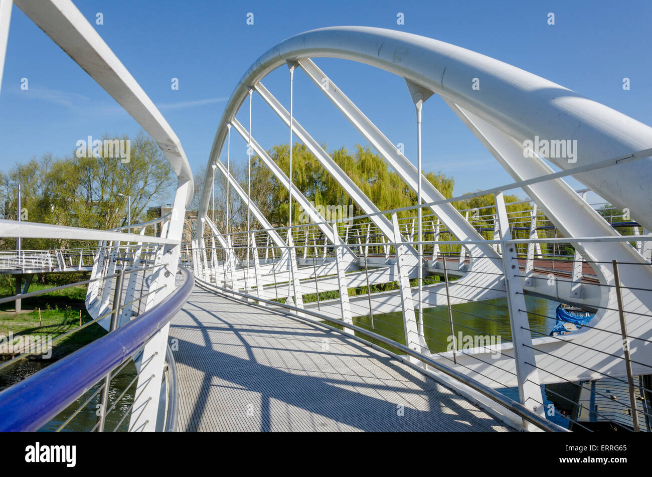 Ponte sul fiume. Piede e ponte di ciclo aperto 2008 costo di £ 3,1m in parte finanziata da Tesco Foto Stock