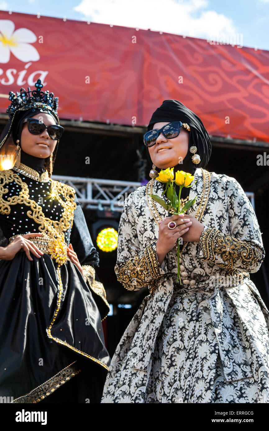 Londra, Regno Unito, 7 giugno 2015. La stilista indonesiana Anniesa Hasibuan con modelli che mostrano la moda islamica con hijab alla sfilata di moda Anniesa alla festa 'Hello Indonesia' in Piazza Trafalgar. Nel 2018, Hasibuan è stato incarcerato per 18 anni per frode. Credit: Imageplotter/Alamy Live News Foto Stock