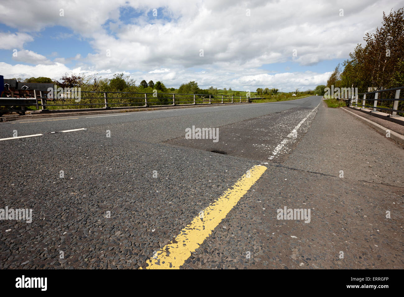 Le strade di confine unione tra County Tyrone Irlanda del Nord e la contea di Monaghan Repubblica di Irlanda Foto Stock
