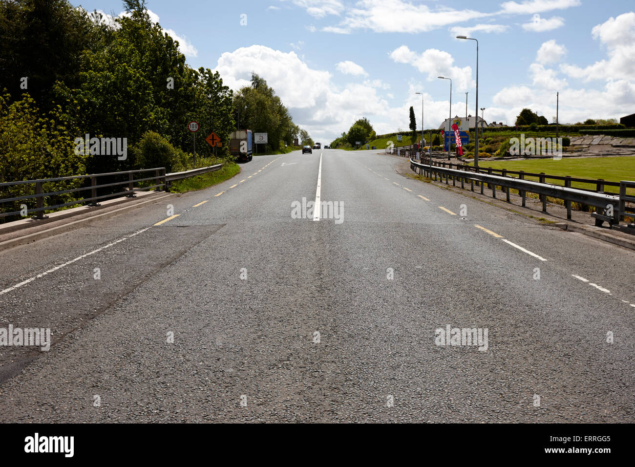 Guardando verso sud lungo il confine di strade congiunzione tra County Tyrone Irlanda del Nord e la contea di Monaghan Repubblica di Irlanda Foto Stock