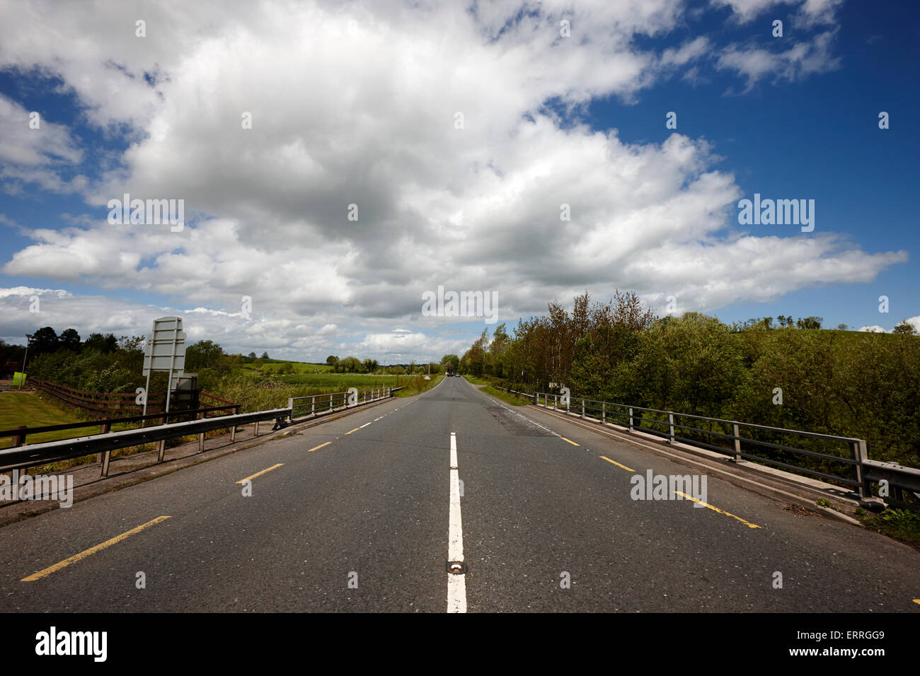 Guardando a nord lungo il confine di strade congiunzione tra County Tyrone Irlanda del Nord e la contea di Monaghan Repubblica di Irlanda colpite da brexit Foto Stock