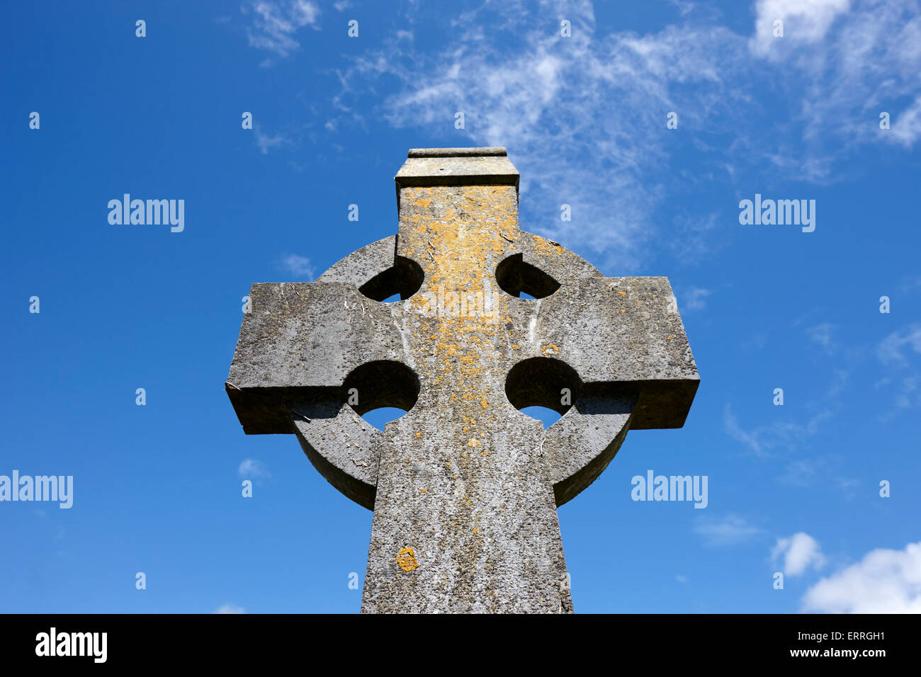 Croce celtica in un territorio rurale irlandese nel cimitero tydavnet contea di Monaghan Repubblica di Irlanda Foto Stock