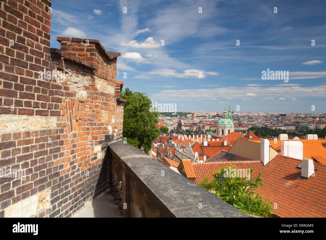 Vista dal giardino del paradiso sulla città di Praga in giorno di estate Foto Stock