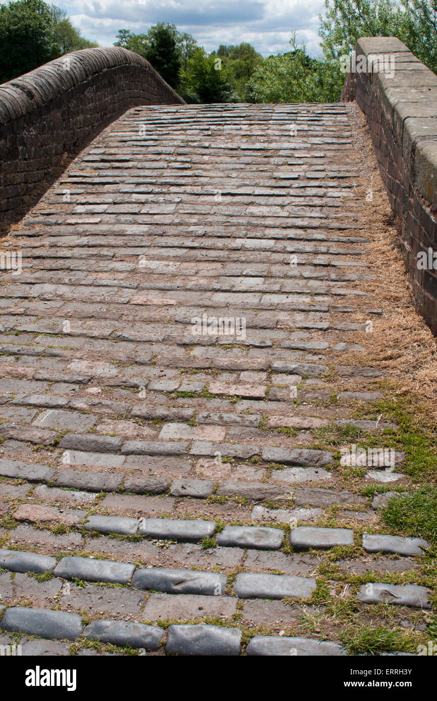 Ciottoli di pietra canal alzaia bridge a Heywood Junction, grande Heywood, Staffordshire, Regno Unito. Foto Stock