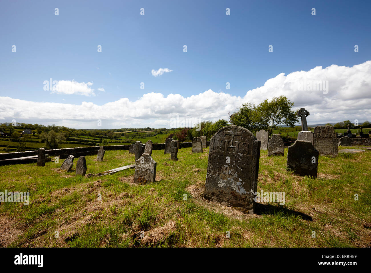 Xvii e xviii secolo lapidi in tydavnet vecchio cimitero contea di Monaghan Repubblica di Irlanda Foto Stock