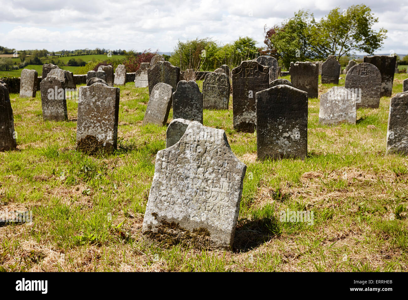 Xvii e xviii secolo lapidi in tydavnet vecchio cimitero contea di Monaghan Repubblica di Irlanda Foto Stock