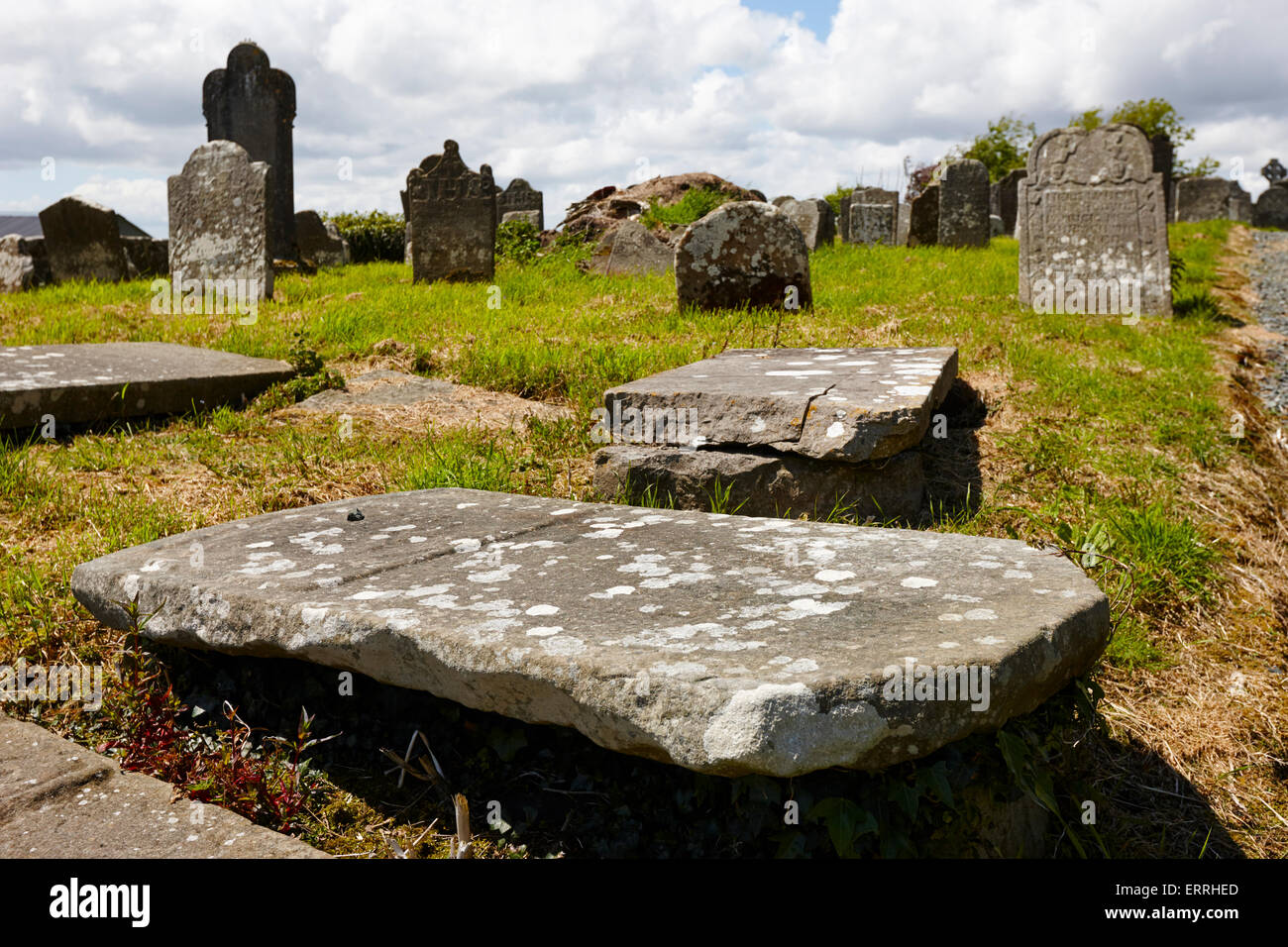 Xvii e xviii secolo tombe e lapidi in tydavnet vecchio cimitero contea di Monaghan Repubblica di Irlanda Foto Stock