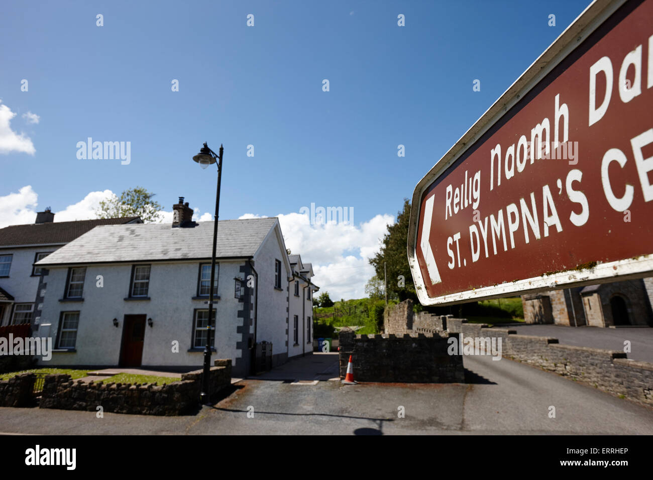 St dympnas cimitero segno passato di puntamento tradizionale imbiancato casa tydavnet nella contea di Monaghan Repubblica di Irlanda Foto Stock