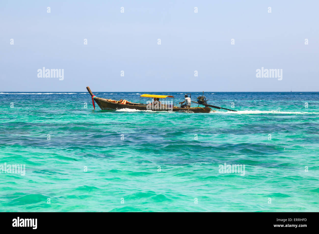 Barca dalla coda lunga con i passeggeri in movimento su blu mare tropicale della Thailandia Foto Stock